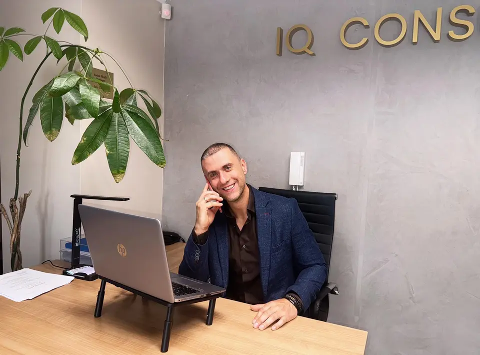 Tomasz Bieńkowski w recepcji biura IQ Consulting w Koszalinie
