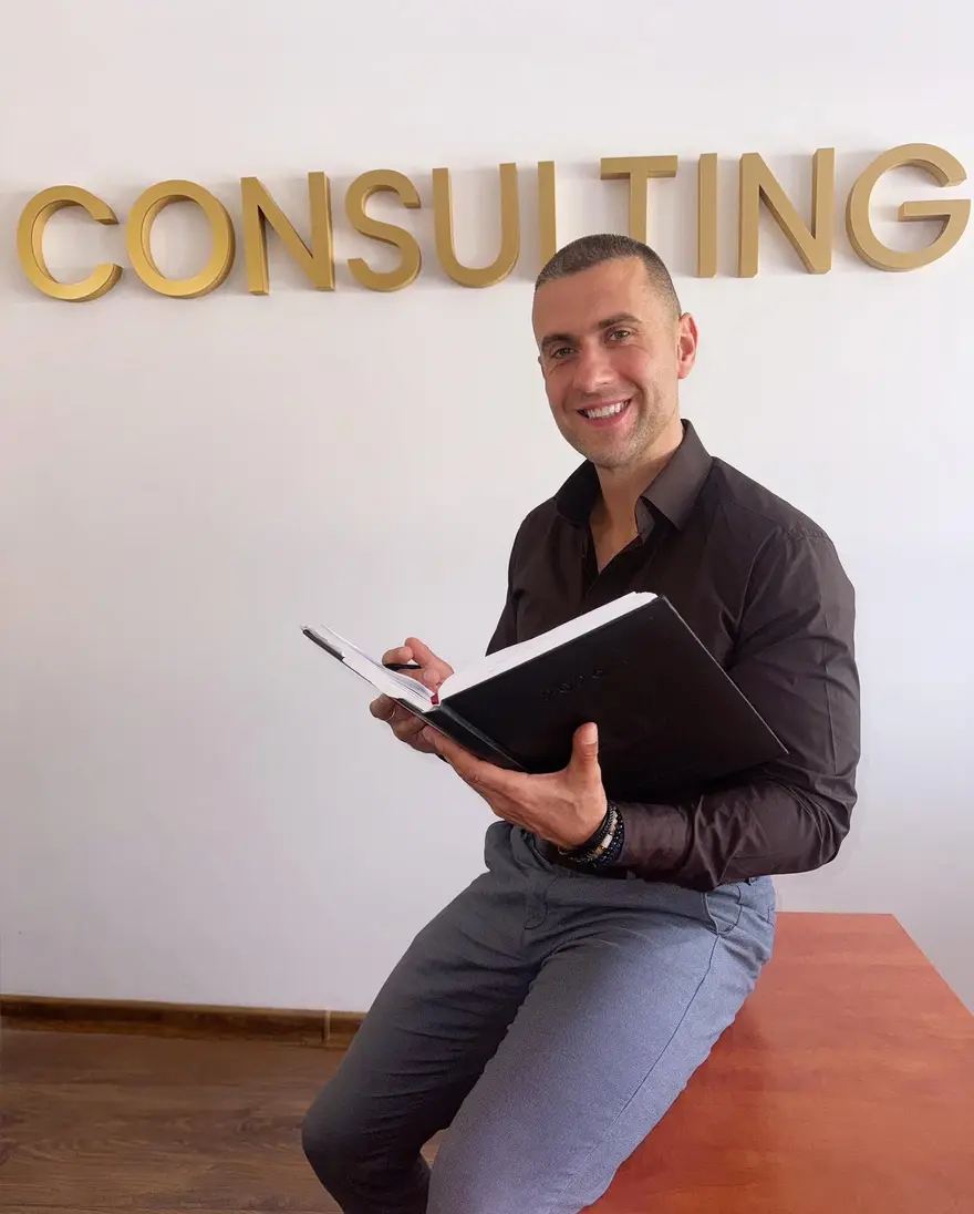 Tomasz przy kalendarzu naborów – terminy pilnowane co do dnia